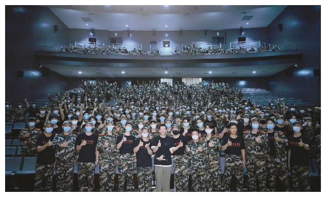 王鹤棣|王源、易烊千玺帮王俊凯宣传新片，师弟马嘉祺、宋亚轩看超前点映