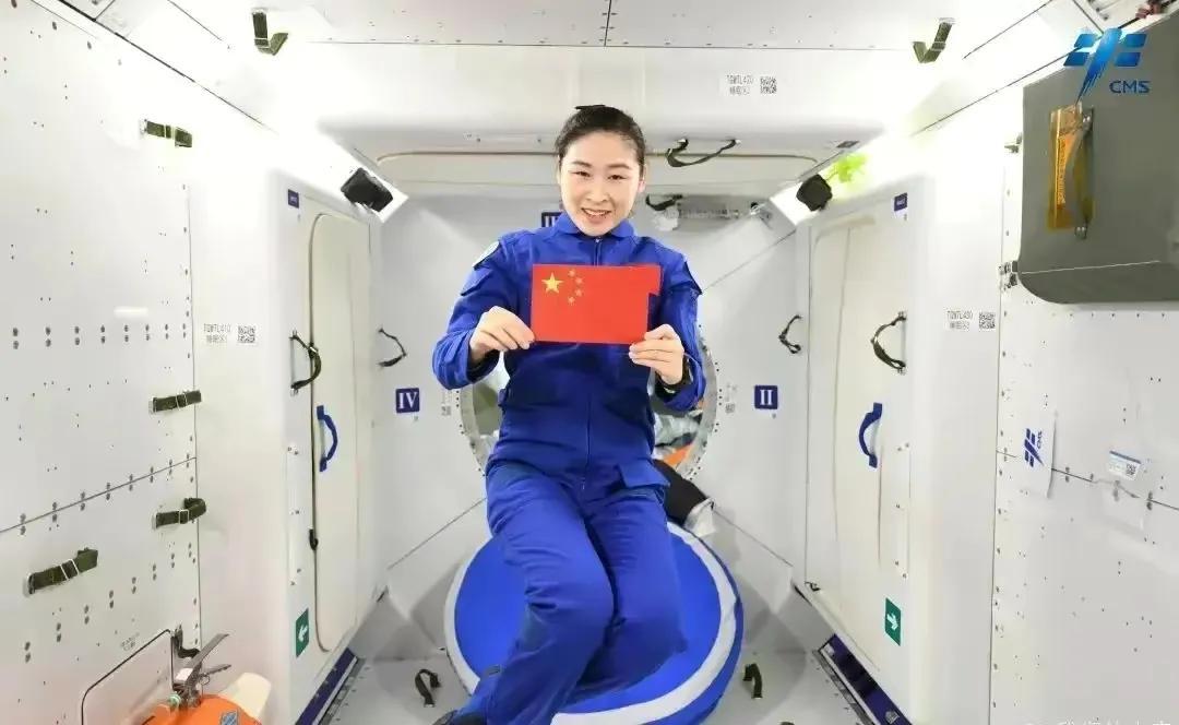 今天,女航天员刘洋将到达地球!能成为第一位航天女将军吗?