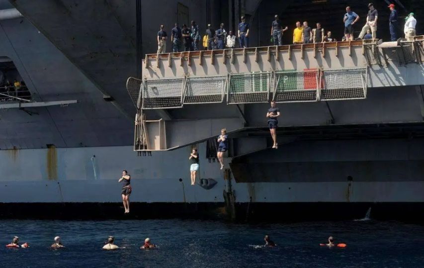 倘若有人不幸从航母上掉进海里,他还有生还的可能吗?