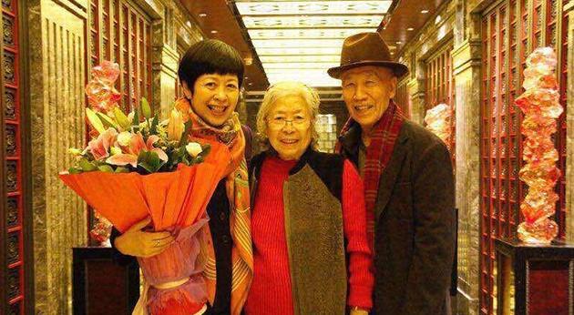 参观林雨申在现实中的家，夫妻俩都是大明星，客厅却还是布沙发