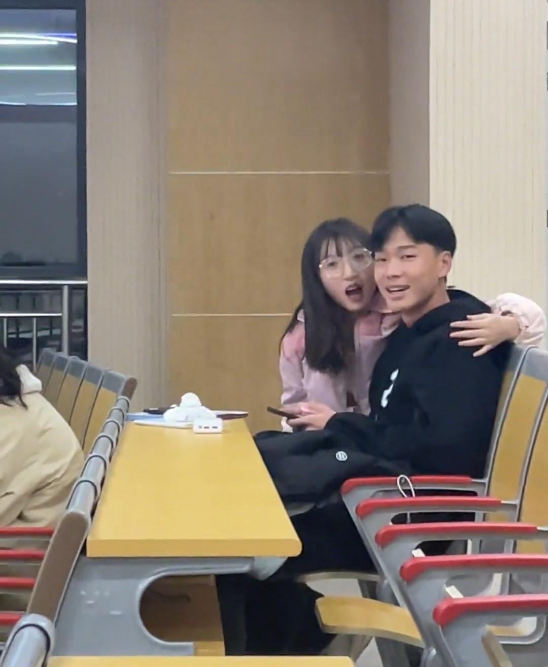 男生带漂亮女友上晚自习遭好友起哄，惹得旁边两男生尴尬的离开！