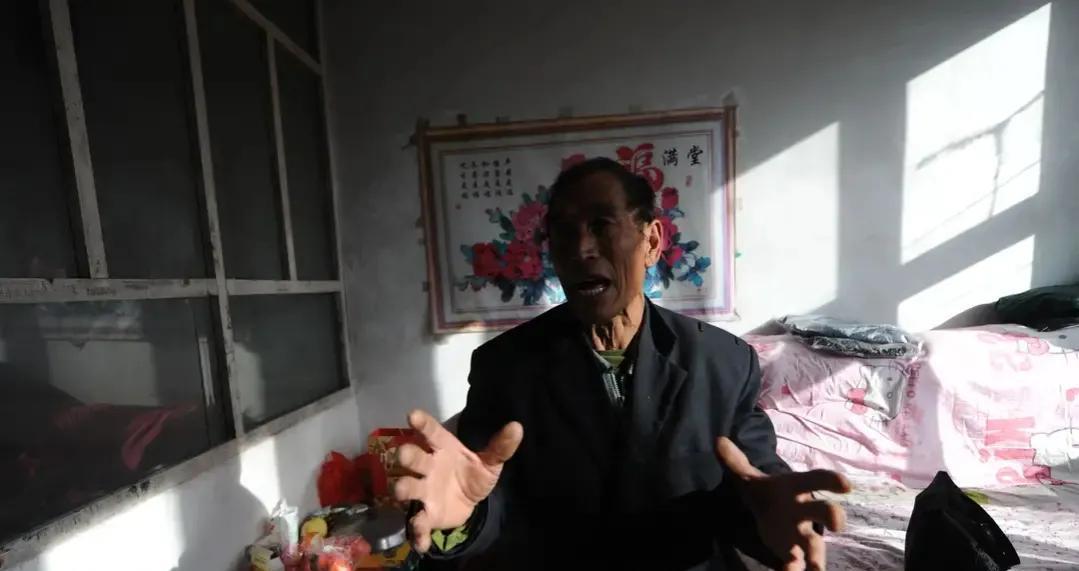 山西7岁孤儿,跪谢全村人为他筹款安葬妈妈,大伯与姥爷争抚养权