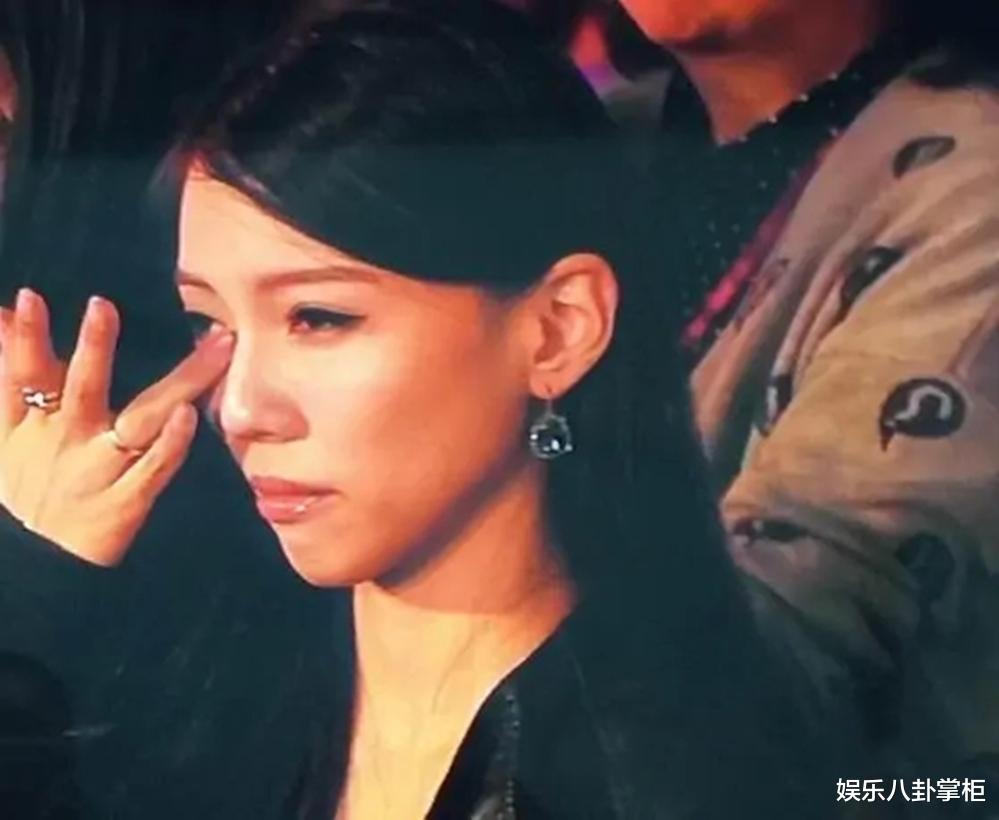 By2|小看BY2了!和王力宏的丑闻刚过去3周,她的“獠牙”就亮出来了