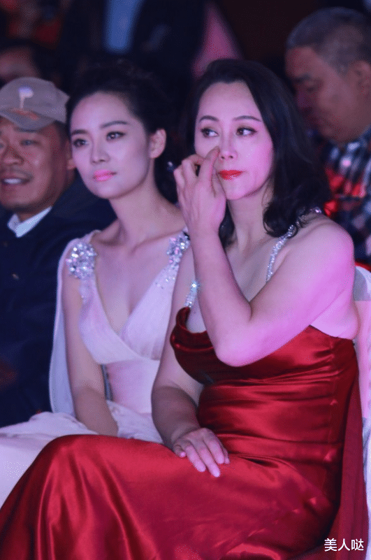 大宋佳|大宋佳携女儿亮相！59岁穿荡领吊带裙风情万种太迷人，女儿长得超像妈却没妈漂亮