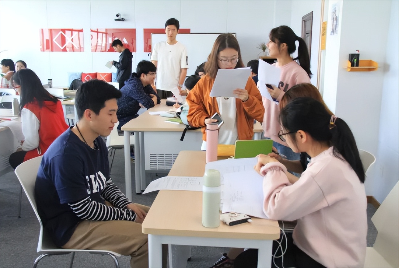 大学生|大学生面试被问:什么东西左手能拿,右手却不能?2个字成功入选