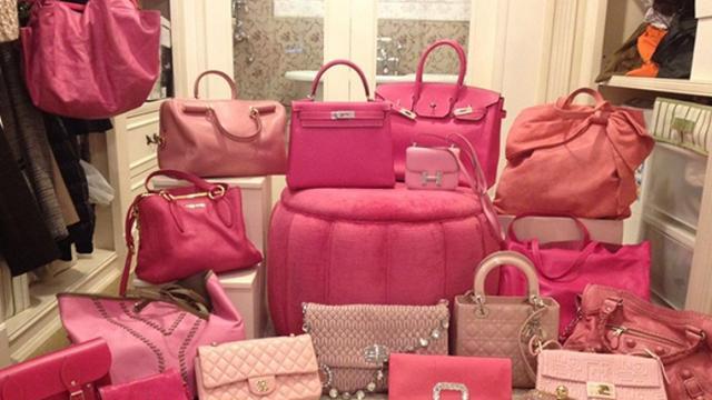 参观吴佩慈住的豪宅,客厅沙发都带雕花的,生活过得像贵妃