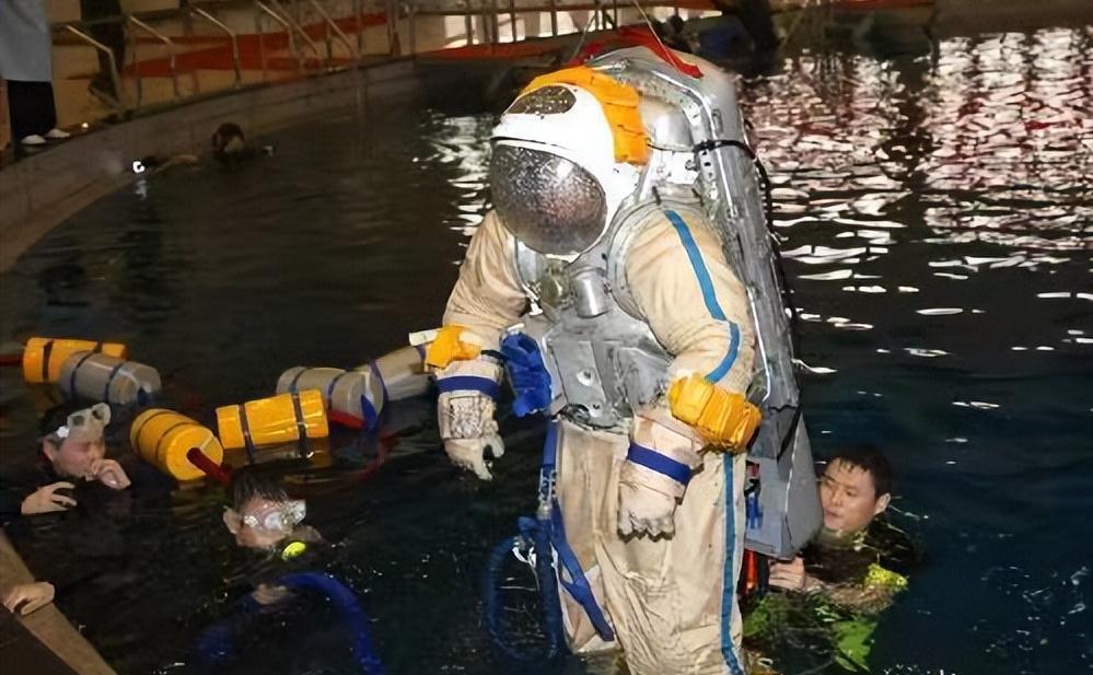 6名航天员太空会师,最小年龄44岁,空间站里为啥没有年轻人?