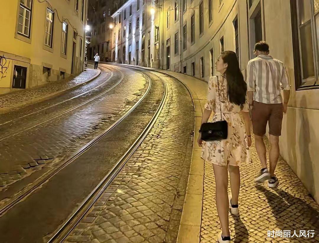 林徽因|林徽因曾孙女生活好潇洒!穿深v裙跟白人小鲜肉约会,名媛脸超美