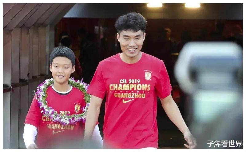 中国足球|凌晨1点！上海媒体最新报道引爆争议，球迷吐槽：中国足球的悲哀