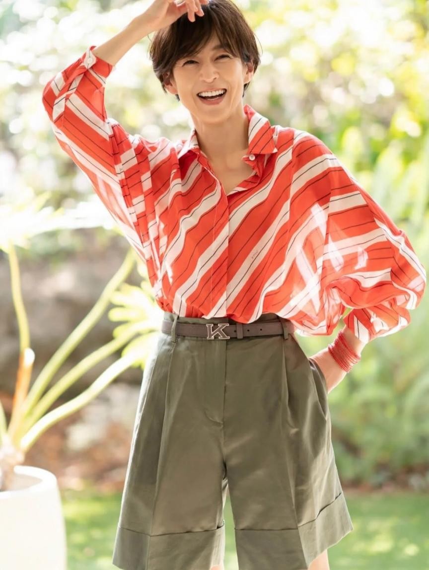 短发 老去时仍然优雅的“日本阿姨”，56岁一头短发，打扮却优雅又知性