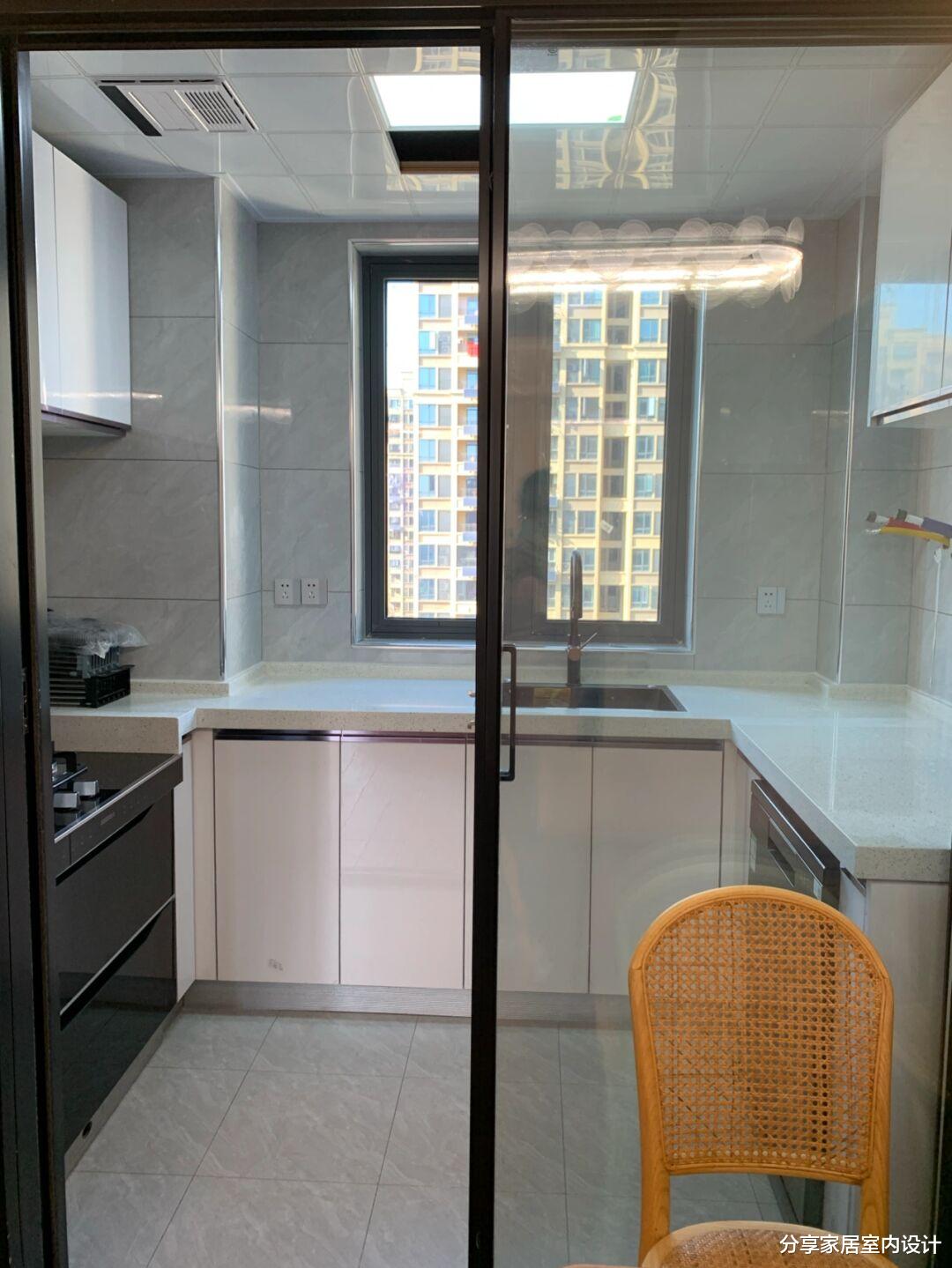 第一次装修新房，全屋坚持选择木地板，电视墙打满柜子非常实用！