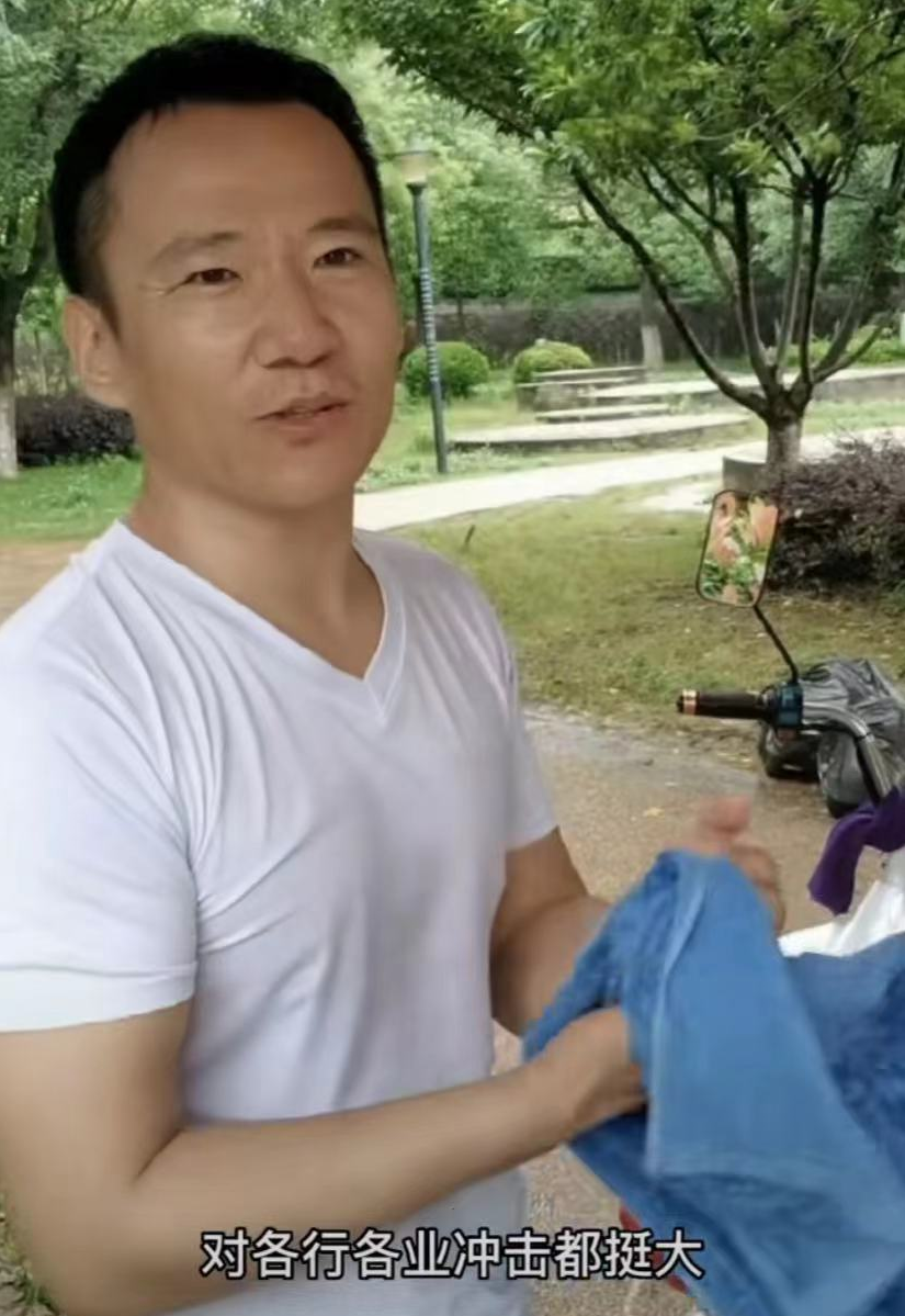 杨幂|实力派男演员在金华摆摊，感叹生活不易家有老小，被认出大方合影