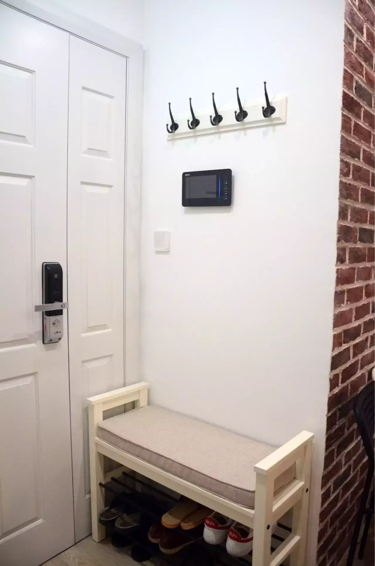 78平现代两居室,硬在主卧给媳妇挤出一个衣帽间,温馨又实用