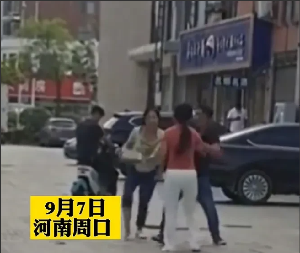 河南周口,一女子怀疑老公在外面有人,一天尾随跟踪了对方,结果在一条大街上把小三逮了正着