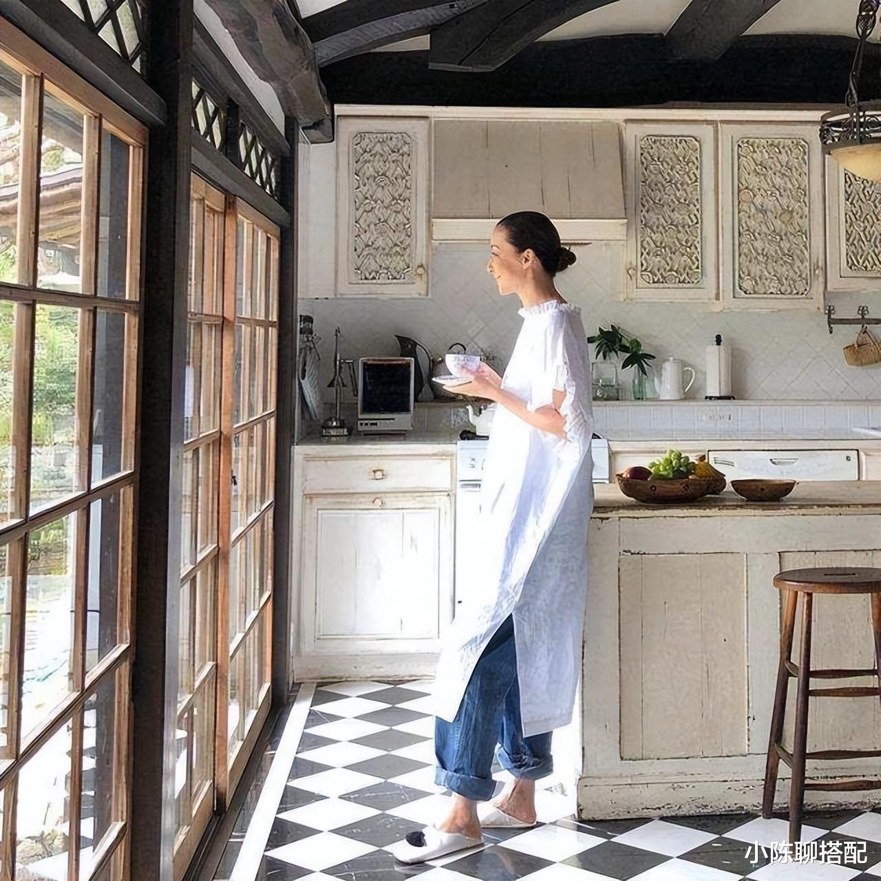 洋葱 这才是中年女人应有的打扮:60岁主妇只穿基础款也能贵气优雅