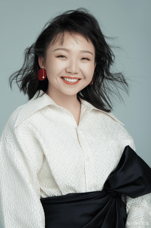 苹果 脸大、颅顶低的女生，如何靠“穿搭”变美？
