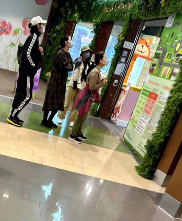 浮图缘|网友香港偶遇向佐一家逛街 郭碧婷戴口罩打扮低调