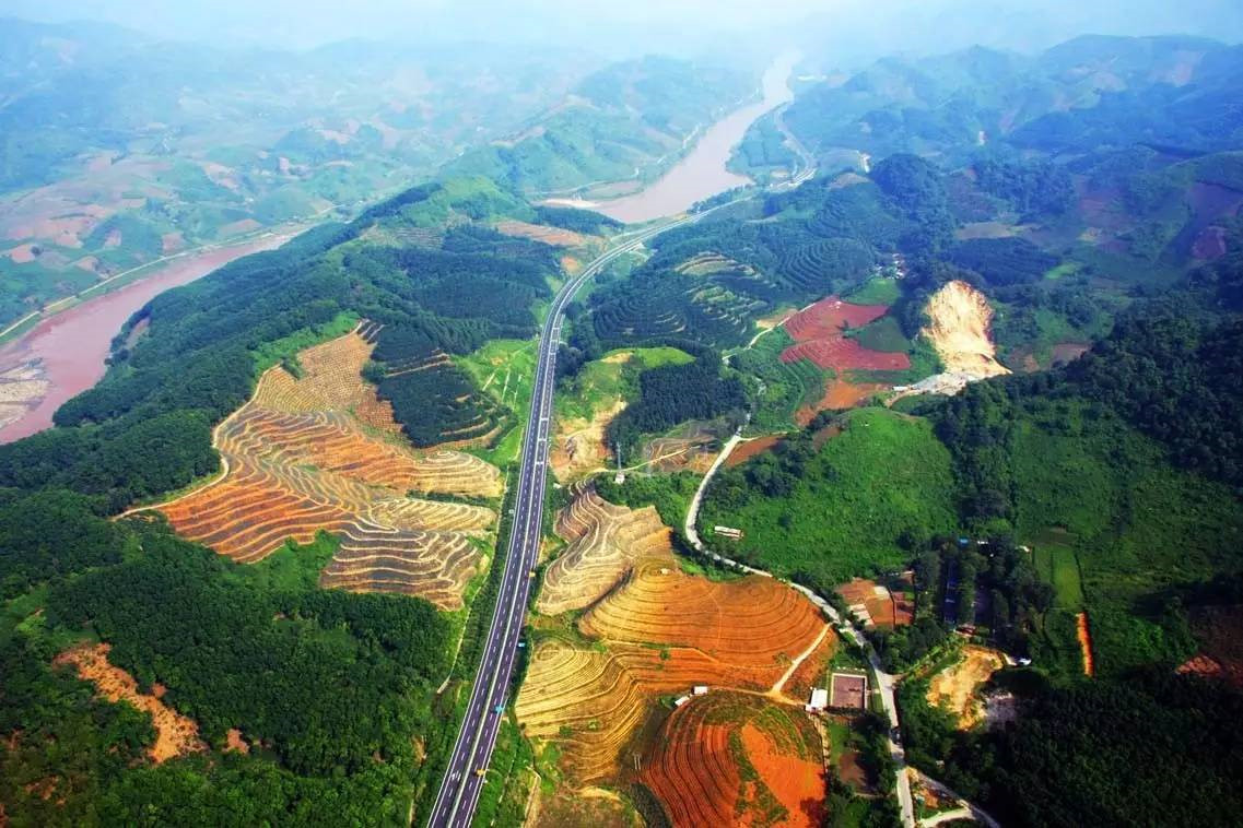 |中国第一条跨国高速公路，穿行三个国家，只需二十个小时