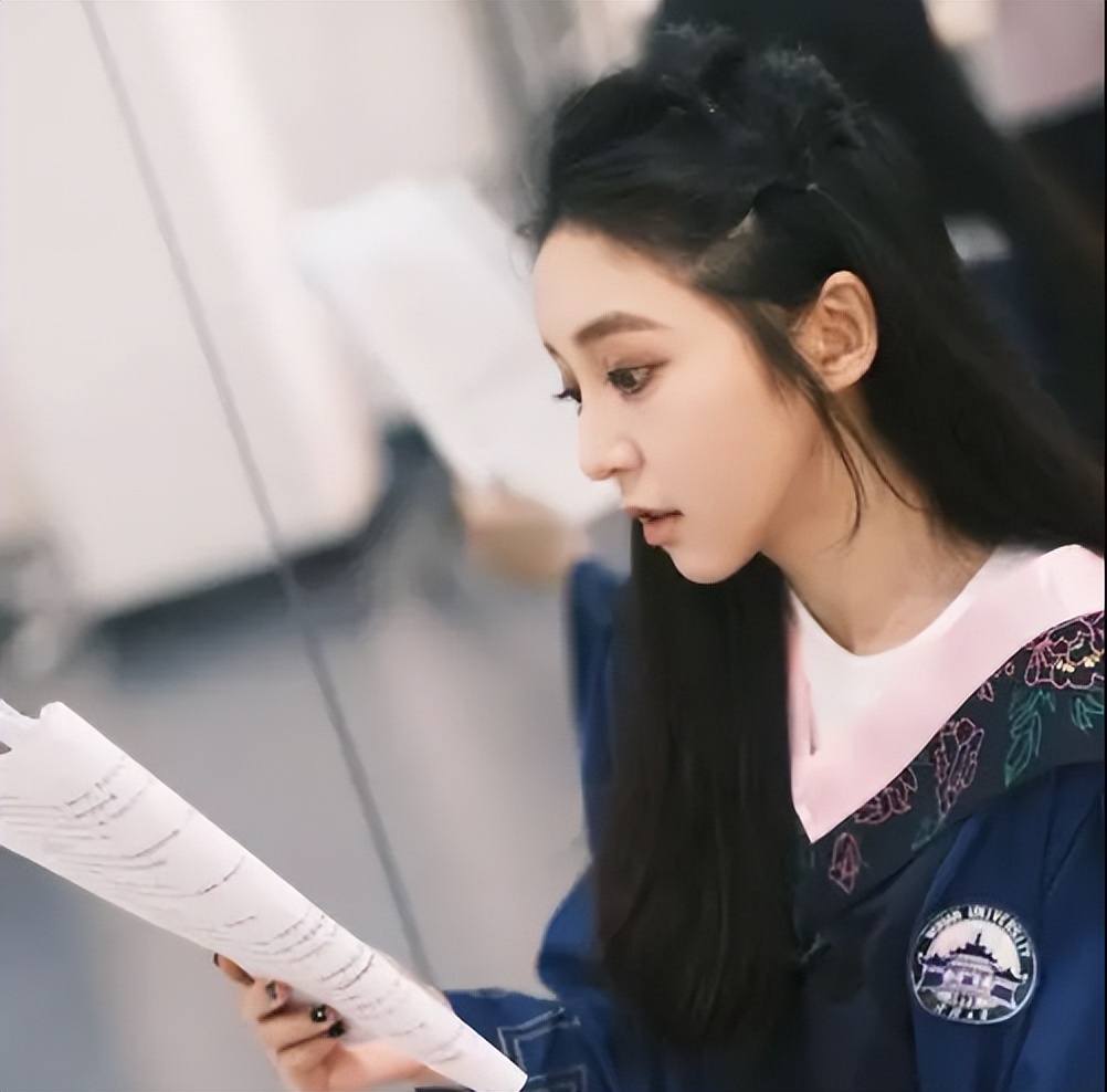 大学生|“如果你的学士服是粉领子，工资可能就这个数”，学姐无奈自嘲