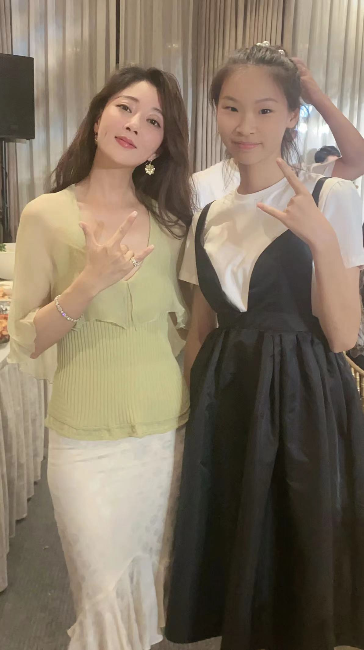 殷桃|众星参加素人婚礼！殷桃戴钻戒穿深V显丰腴，王凯暴瘦与富婆合影