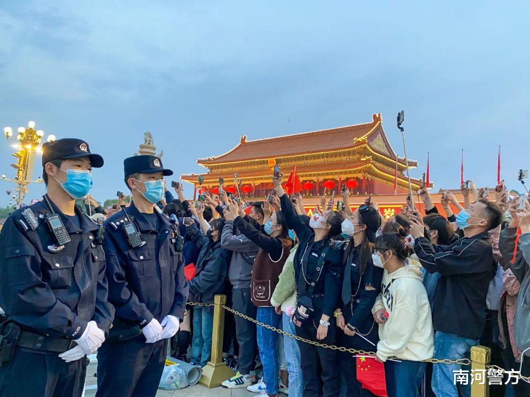 看!这是警察告白的样子~