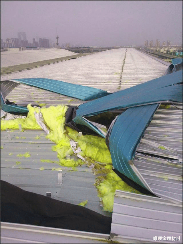 整天说铝镁锰屋面板会被大风掀翻，那是因为您不了解抗风夹具