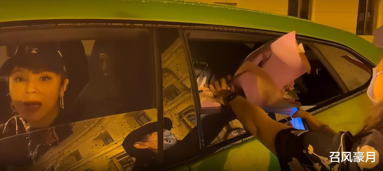 吴刚|吴刚坐300万豪车下班，红光满面，妻子罕见化浓妆
