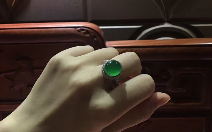 翡翠|翡翠有“三十六水,七十二豆(绿),一百零八蓝”之说