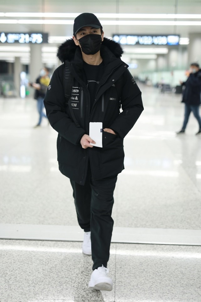 陈晓|陈晓现身,穿黑色羽绒服下搭运动裤,男孩子就应该穿简单点!