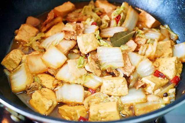 白菜炖豆腐正宗的做法，教你1个秘制配方，出锅挑食小孩都抢吃光