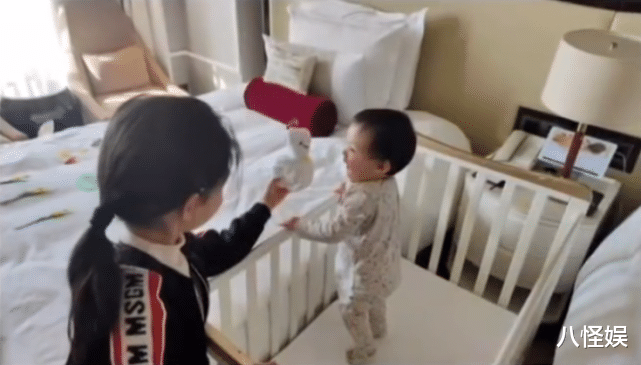 |张梓琳曝当妈压力，需平衡俩女儿关系，母亲节被宝贝夹吻幸福爆棚