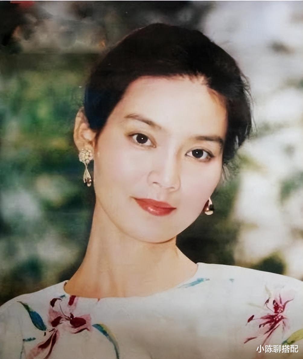 明星素颜 67岁潘虹太优雅了，“贵妃头+简约服饰”很实用，妈妈们可照穿