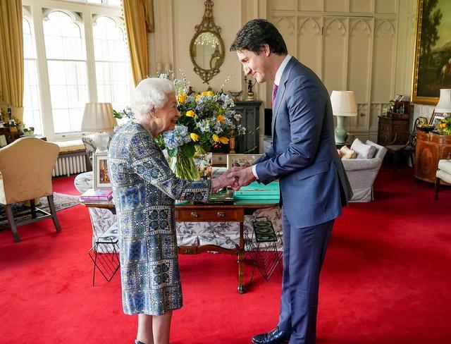 戴安娜王妃|快要熬出头的卡米拉越来越有王后风范，粉丝觉得戴安娜王妃太不值