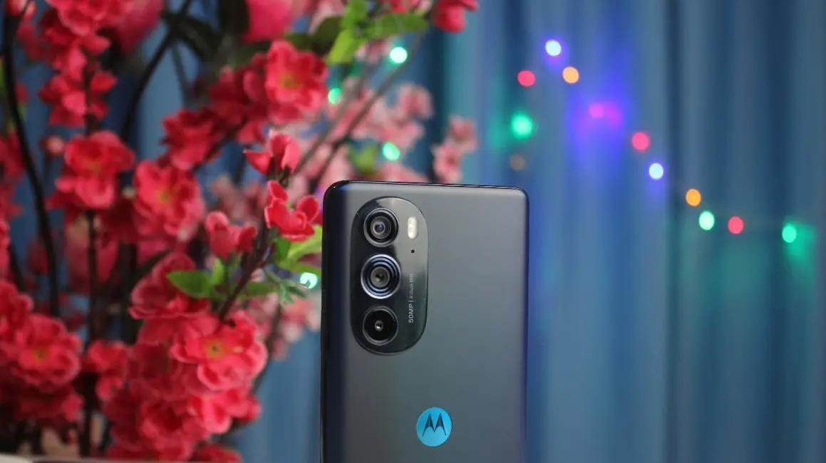 摩托罗拉|摩托罗拉“行业卷王”，屏下镜头+106万高跑分，12+256G才3499