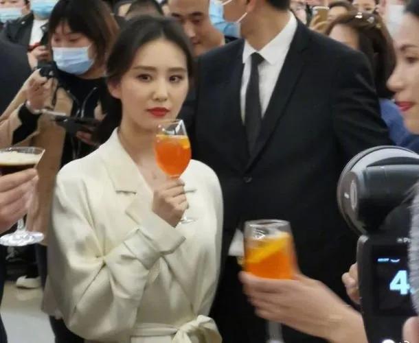 黄圣依 9位花旦离开P图差距就出来了，黄圣依女生男相，刘亦菲险胜