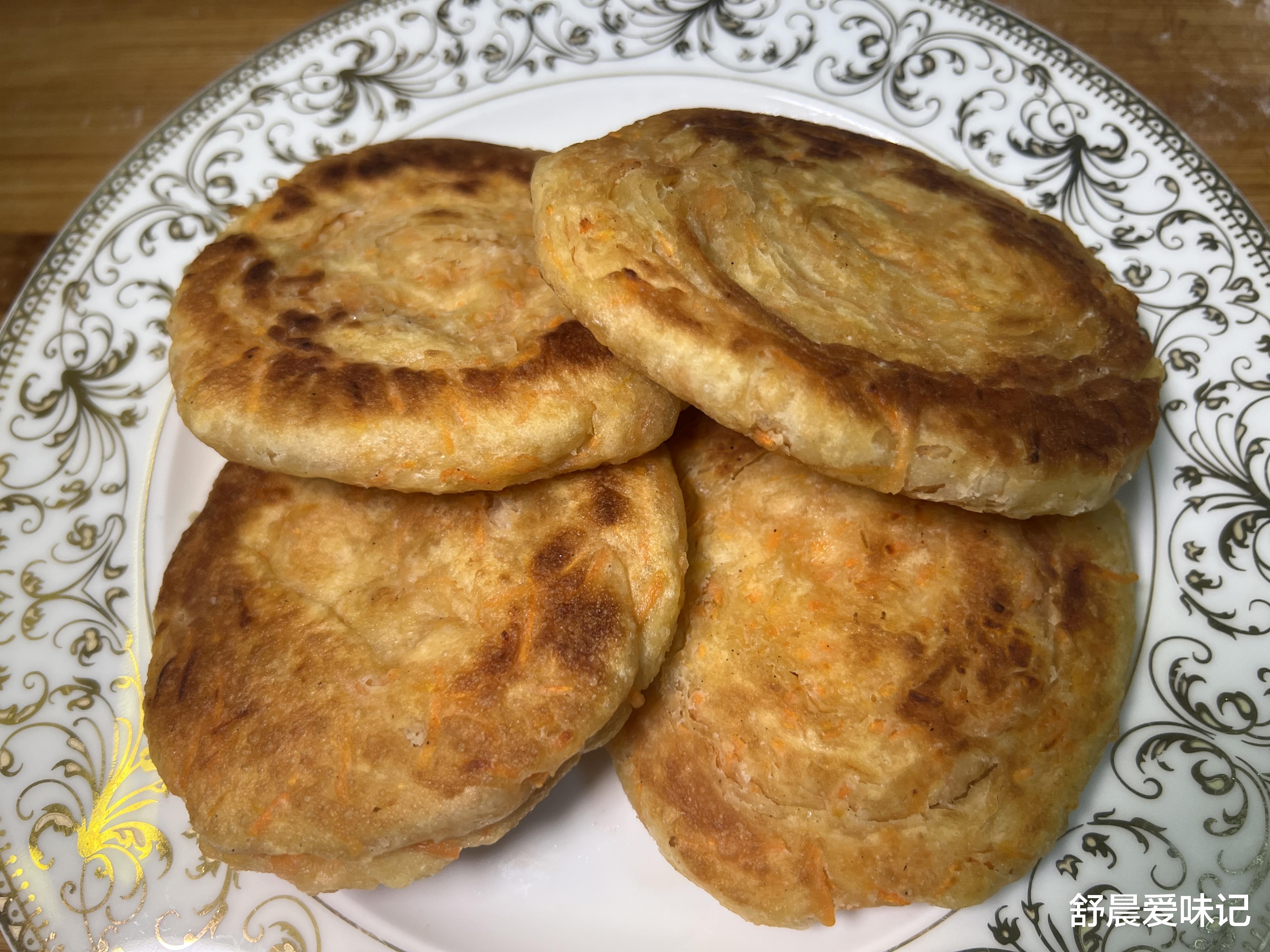 一块钱一块的发面烧饼在家可以做，加胡萝卜营养丰富，好看又好吃