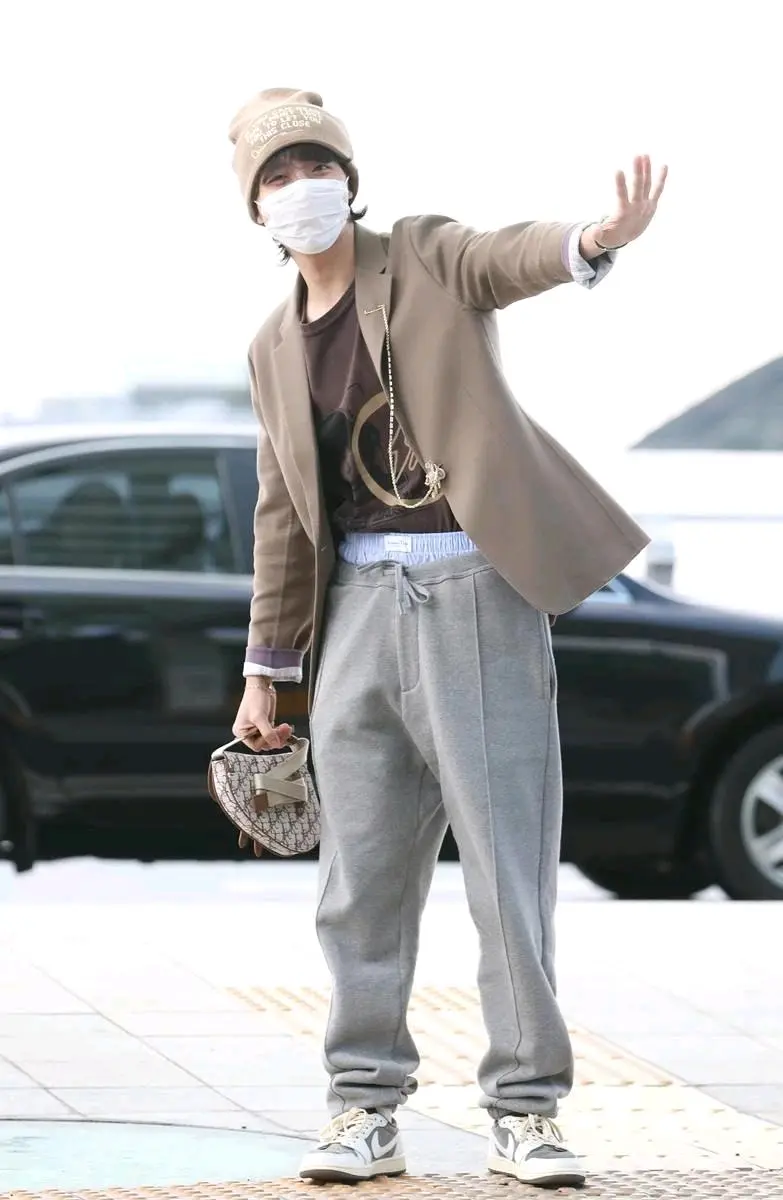 流行|韩国明星突然流行内裤外露,网友纷纷表示:搞不懂现在的时尚