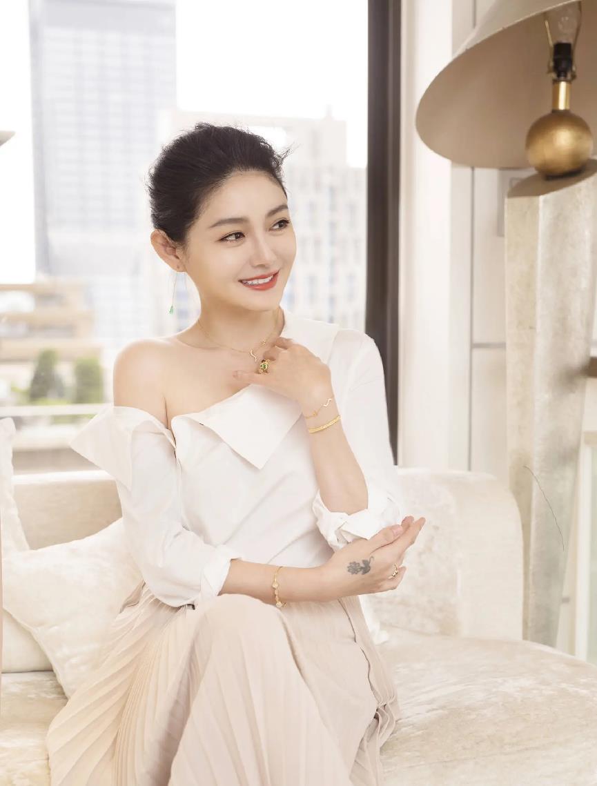 大S|大S、具俊晔结婚照曝光,穿露脐装结婚胆真大,糊的图也挡不住美