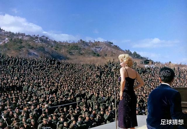 发型 1954年，梦露不惧严寒穿紫色吊带裙在韩国劳军，10万美军为她痴狂