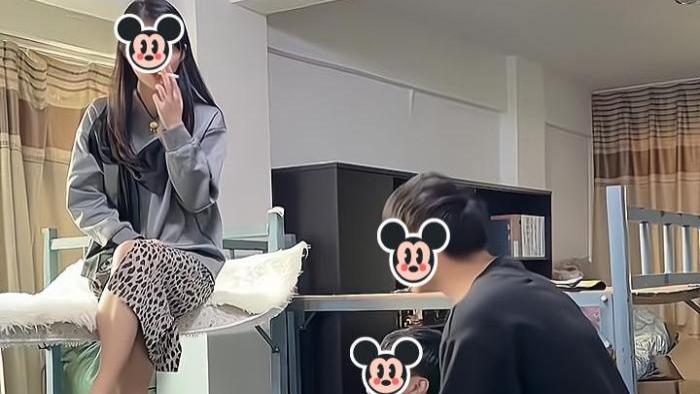 女子同时接受两名男子的邀约，当他们来到宿舍，她感到尴尬又纠结