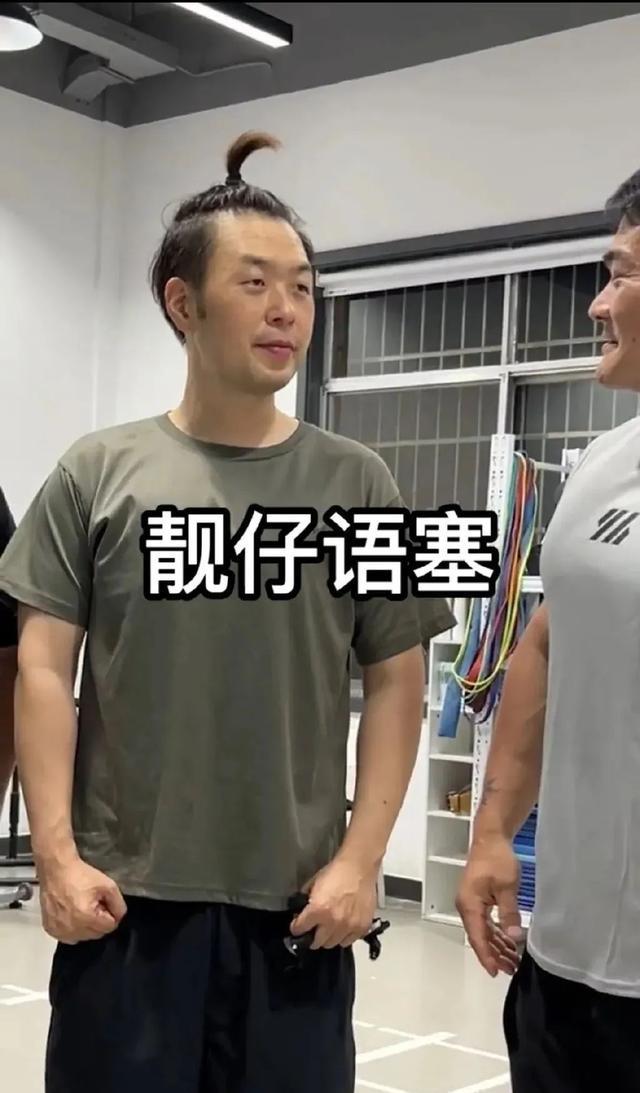 杜海涛 34岁杜海涛近照，瘦身近30斤，身材变得挺拔