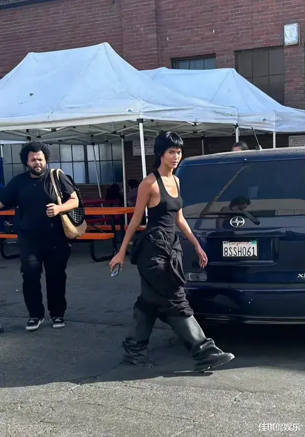 侃爷|金?卡戴珊前夫侃爷新恋情曝光!疑似又换女友了,网友这脖子也太长了!