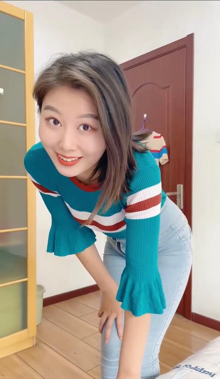 麻花 一件短袖针织衫搭配一条紧身牛仔裤，更适合大脸盘的女人！