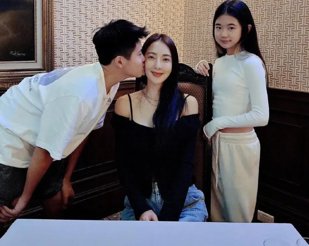 车晓|吴速玲穿比基尼与儿子合影，展露好身材却遭质疑：这么穿合适吗？