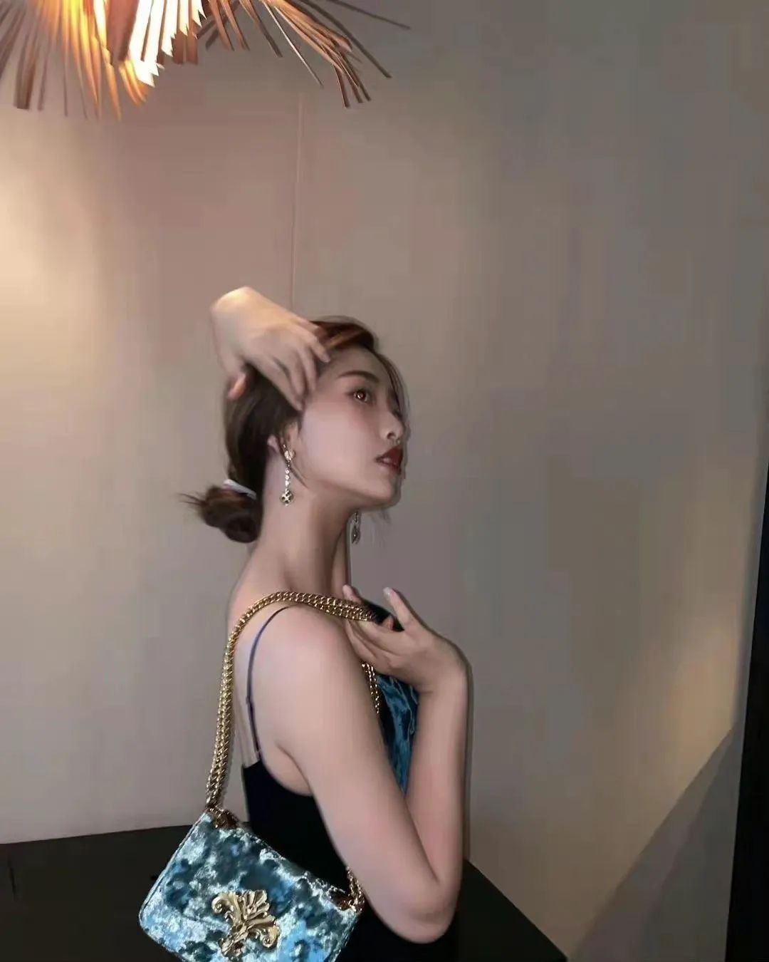 王一博|这腿也要尬吹上热搜?网友迷惑:夸演技不行吗,非要夸腿