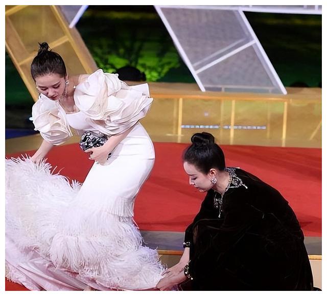 明星|助理跪地举话筒，跪地帮明星穿鞋，片酬上亿，明星不需要大家心疼