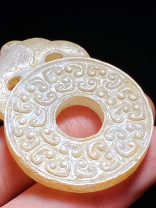 和田玉籽料|战汉 和田玉籽料 白玉受沁 勾云纹 出廓玉璧 挂件