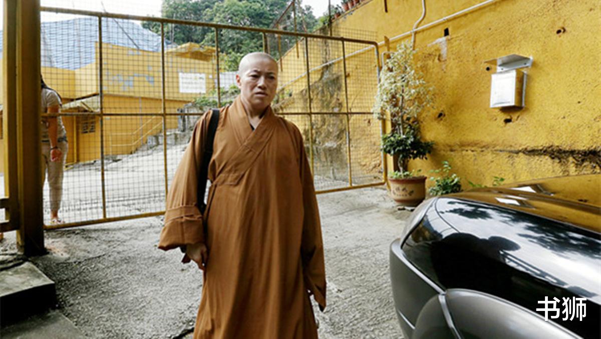 香港|穿黑丝开豪车、私吞捐款,和3个男人结过婚,这个女住持真行!