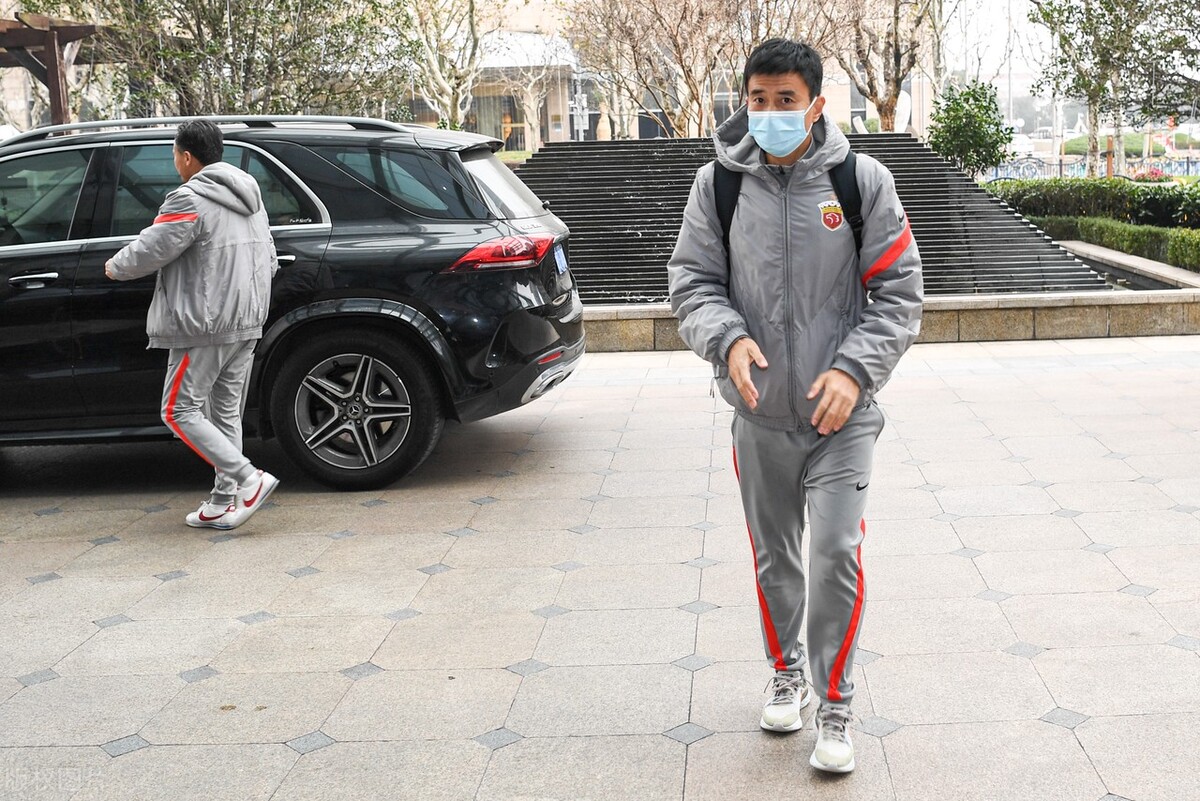 郑智|“鹏一期”9名教练抵达上海，李霄鹏衣品被吐槽，郑智上衣很吸睛