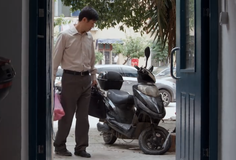 县委大院|县长和书记吃粉丝汤,镇委书记骑摩托上班,《县委大院》被嘲太假